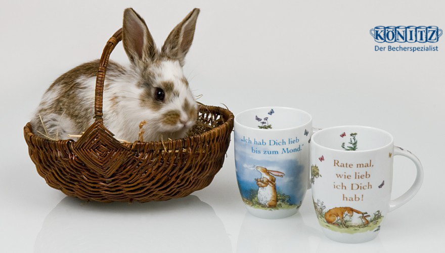 Ein Hase mit zwei Könitz Porzellan Motivbechern: Tolle Ostergeschenke